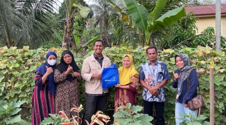 Pihak Medco E&P melakukan pendampingan di kebun sayur warga di Indra Makmu.