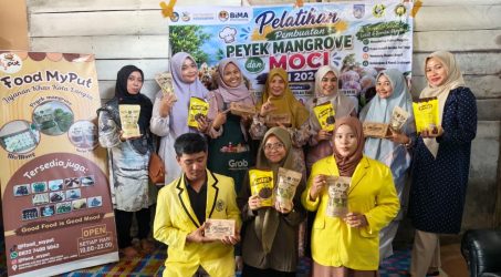 Memberikan pembekalan dan hasil produk dalam kemasan pada UMKM Food My Put.
