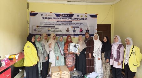 Tim PKM menyerahkan alat inovasi untuk mitra UMKM.