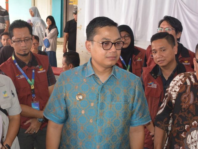 
 Wali Kota Langsa Jeffry Sentana memantau penyaluran Jadup Tahap 2.