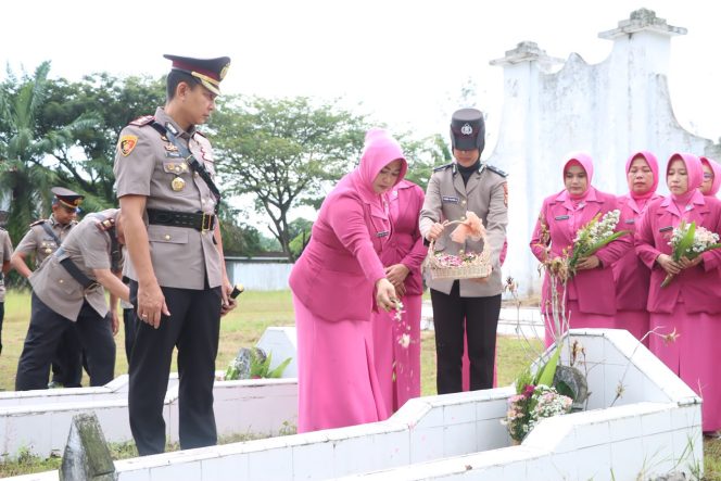 
 Ibu bhayangkari menaburkan bunga di TMP.
