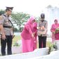 Ibu bhayangkari menaburkan bunga di TMP.