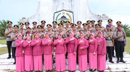 Personel Polisi dan Ibu Bhayangkari di TMP Aceh Singkil.