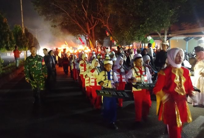 
 Iringan drumband memeriahkan pawai obor Gampong Baroh Langsa Lama.