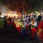 Iringan drumband memeriahkan pawai obor Gampong Baroh Langsa Lama.