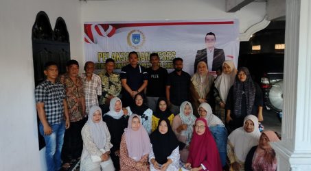 Foto bersama dengan tokoh masyarakat.