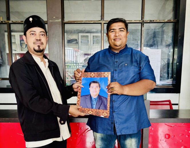 
 Penyerahan berkas pendaftaran calon Geuchik Musliadi kepada Ketua PPG Sungai Pauh Pusaka Ahmad Yani.