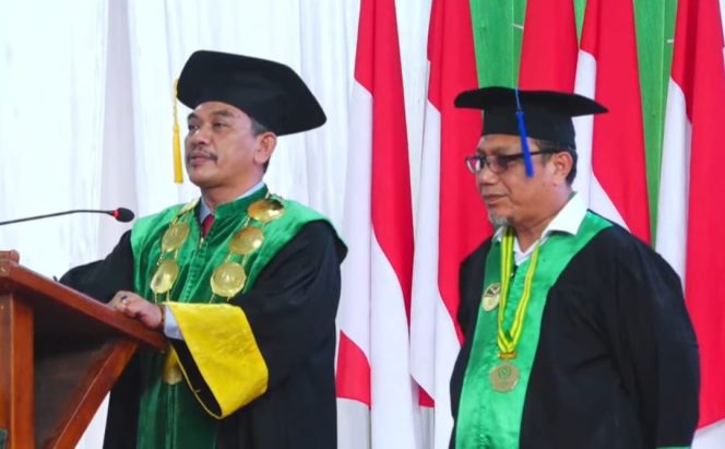 
 Rektor bersama Mismaruddin, S.Sos.