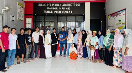 Tim menghantarkan calon Geuchik Sungai Pauh Pusaka, Musliadi saat mendaftar ke kantor Geuchik setempat. Ahad, (14/06/2026).