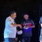 Asisten II Setda Langsa menyerahkan hadiah kepada pemenang Drag Race & Drag Bike.