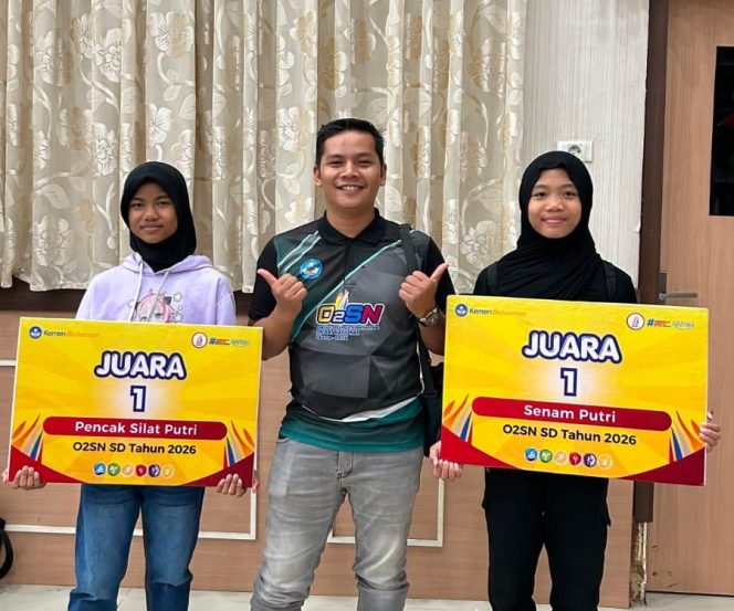 
 Guru olahraga bersama kedua siswi SDN 1 Langsa peraih juara 1 O2SN Provinsi Aceh.