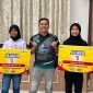 Guru olahraga bersama kedua siswi SDN 1 Langsa peraih juara 1 O2SN Provinsi Aceh.