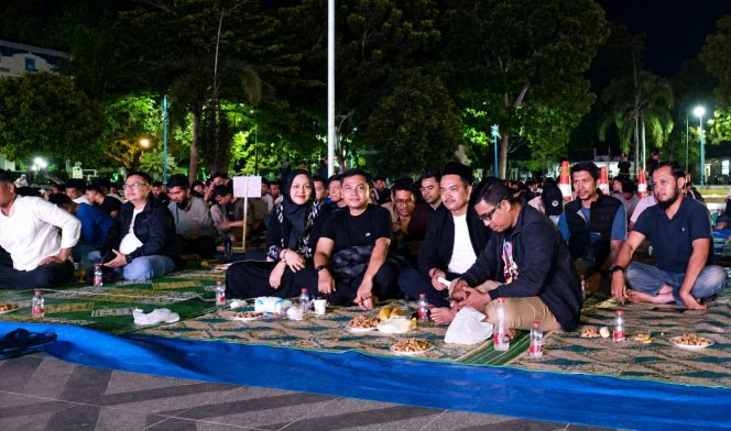 
 Wali Kota Langsa Jeffry Sentana bersama Ketua TP PKK dan anggota DPRK nobar piala dunia Lapangan Merdeka.