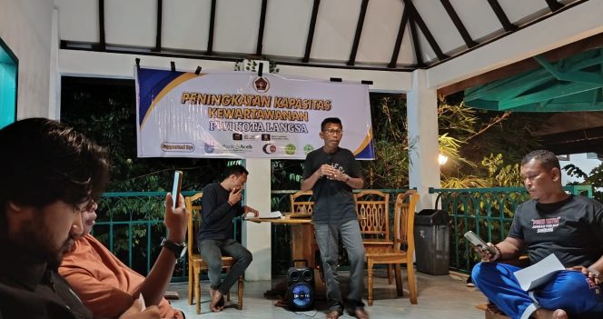 
 Narasumber Ray Iskandar menyampaikan materi.