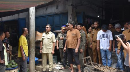 Walikota menyapa pedagang.