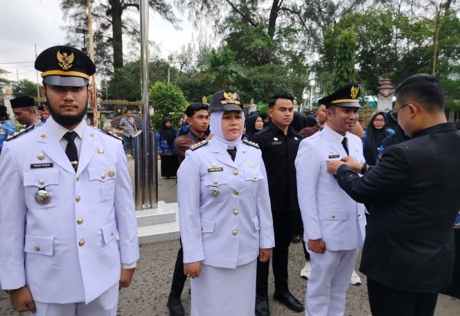 
 Wali Kota Jeffry Sentana menyematkan tanda nama kepada Camat Langsa Barat Andre Isvani.