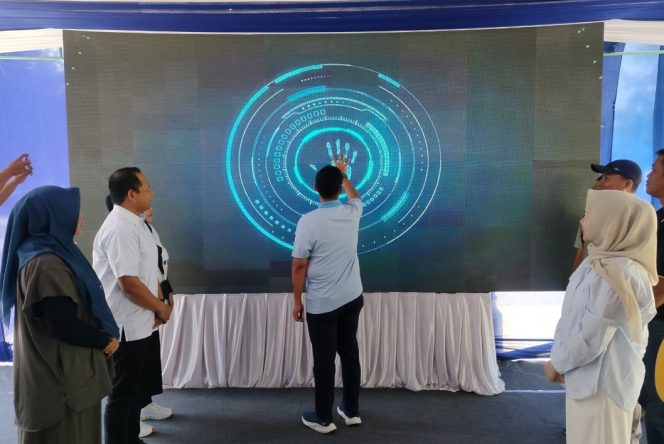 
 Wali Kota Langsa menekan tanda diberlakukannya e-Parking.