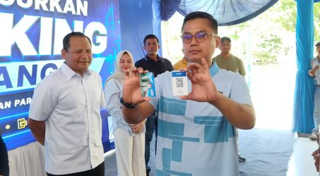 Wali Kota Langsa menunjukkan kartu e-Parking.