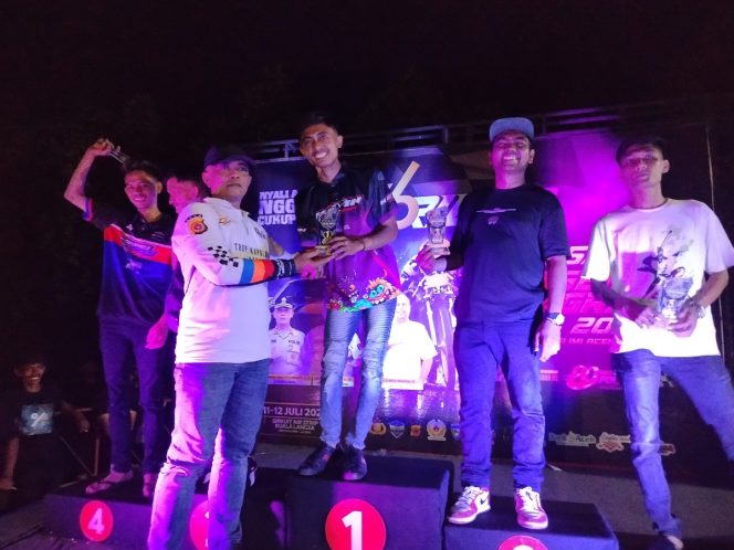 
 Kapolres Langsa menyerahkan hadiah kepada para pemenang.