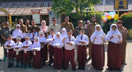 Pembagian simbolis seragam sekolah gratis di SDN 1 Langsa.
