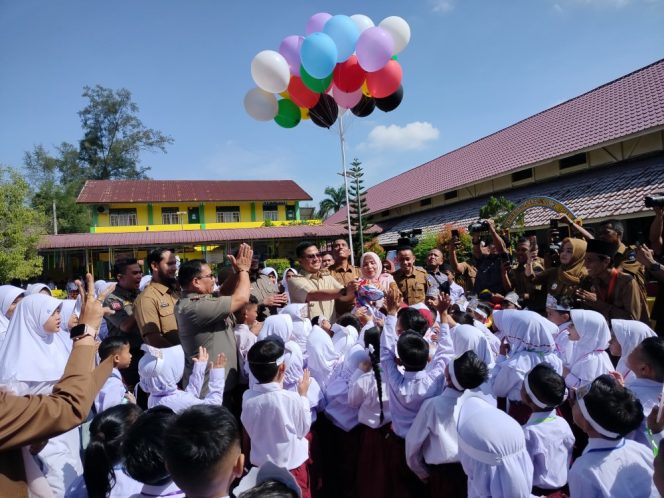 
 Pelepasan balon sebagai tanda dimulainya proses belajar mengajar ajaran 2026/2027 di SDN 1 Langsa.