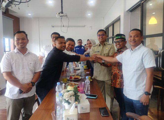 
 Salam kompak Pengurus PKS bersama Wali Kota Langsa, Jeffry Sentana.