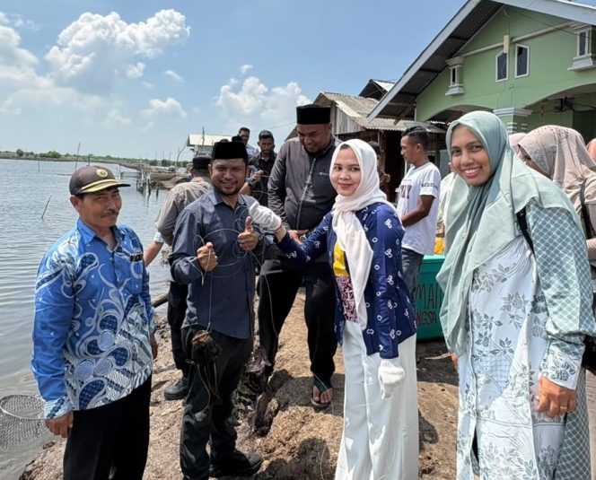 
 Ketua DPRK Langsa Melvita Sari bersama Camat Langsa Barat memancing hasil panen ikan kerapu BUMDes Kuala Maju.