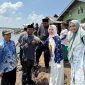 Ketua DPRK Langsa Melvita Sari bersama Camat Langsa Barat memancing hasil panen ikan kerapu BUMDes Kuala Maju.