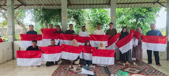 
 Perangkat desa Alue Pineung Timue berkumpul di balai desa sebelum membagikan bendera ke masyarakat.