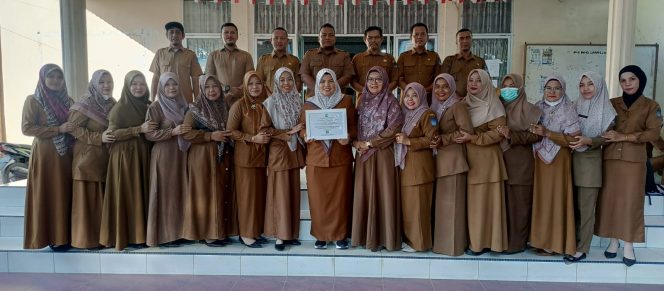 
 Foto bersama Plt Kepala Dinas Perpustakaan dan Kearsipan Kota Langsa, Meilisa Ramandha dengan tim penyelamatan arsip.