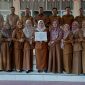Foto bersama Plt Kepala Dinas Perpustakaan dan Kearsipan Kota Langsa, Meilisa Ramandha dengan tim penyelamatan arsip.