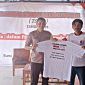 Ketua Panitia Training School Merah Putih La Ode Muhammad Rusdiansyah saat menyerahkan cenderamata ke Kombes Pol Dr. Indarto