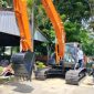 Wali Kota Jeffry Sentana didampingi Kadis LH Langsa mengoperasikan Excavator.