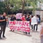 Wahyu Ramadana saat aksi di Kejari Langsa.