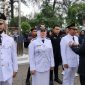Wali Kota Jeffry Sentana menyematkan tanda nama kepada Camat Langsa Barat Andre Isvani.