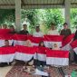 Perangkat desa Alue Pineung Timue berkumpul di balai desa sebelum membagikan bendera ke masyarakat.